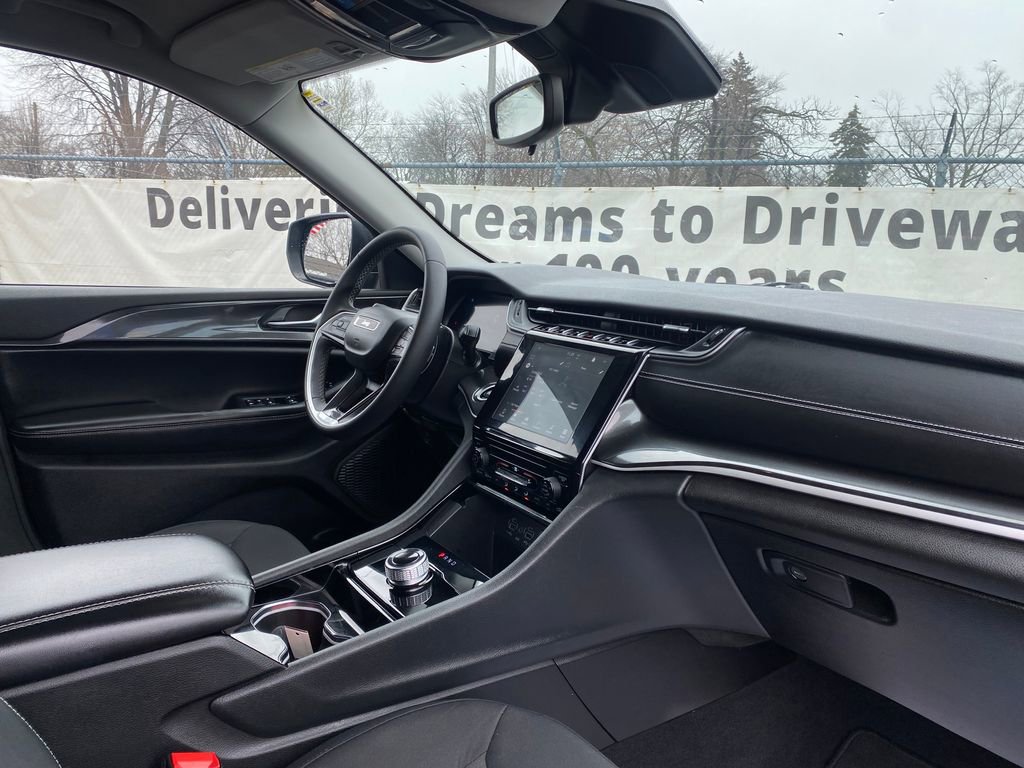 Used 2023 Jeep Grand Cherokee Laredo image 17