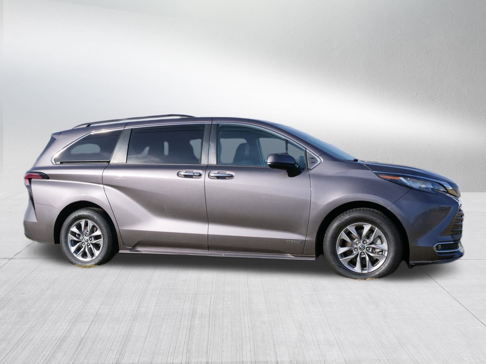 Used 2021 Toyota Sienna XLE FWD image 2