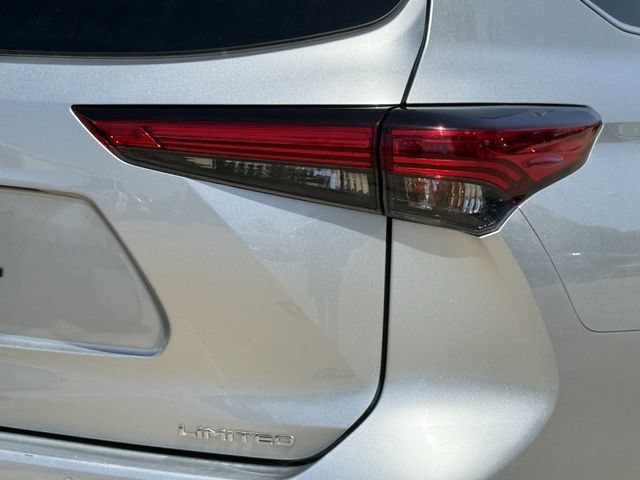 Used 2023 Toyota Highlander Limited FWD image 7