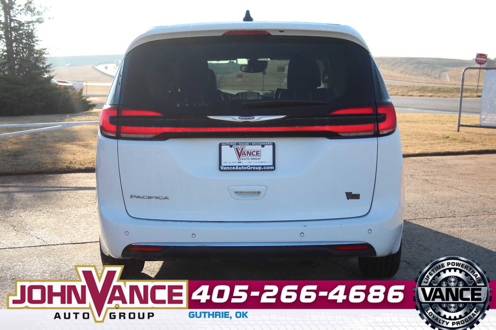 Used 2024 Chrysler Pacifica Touring-L image 7