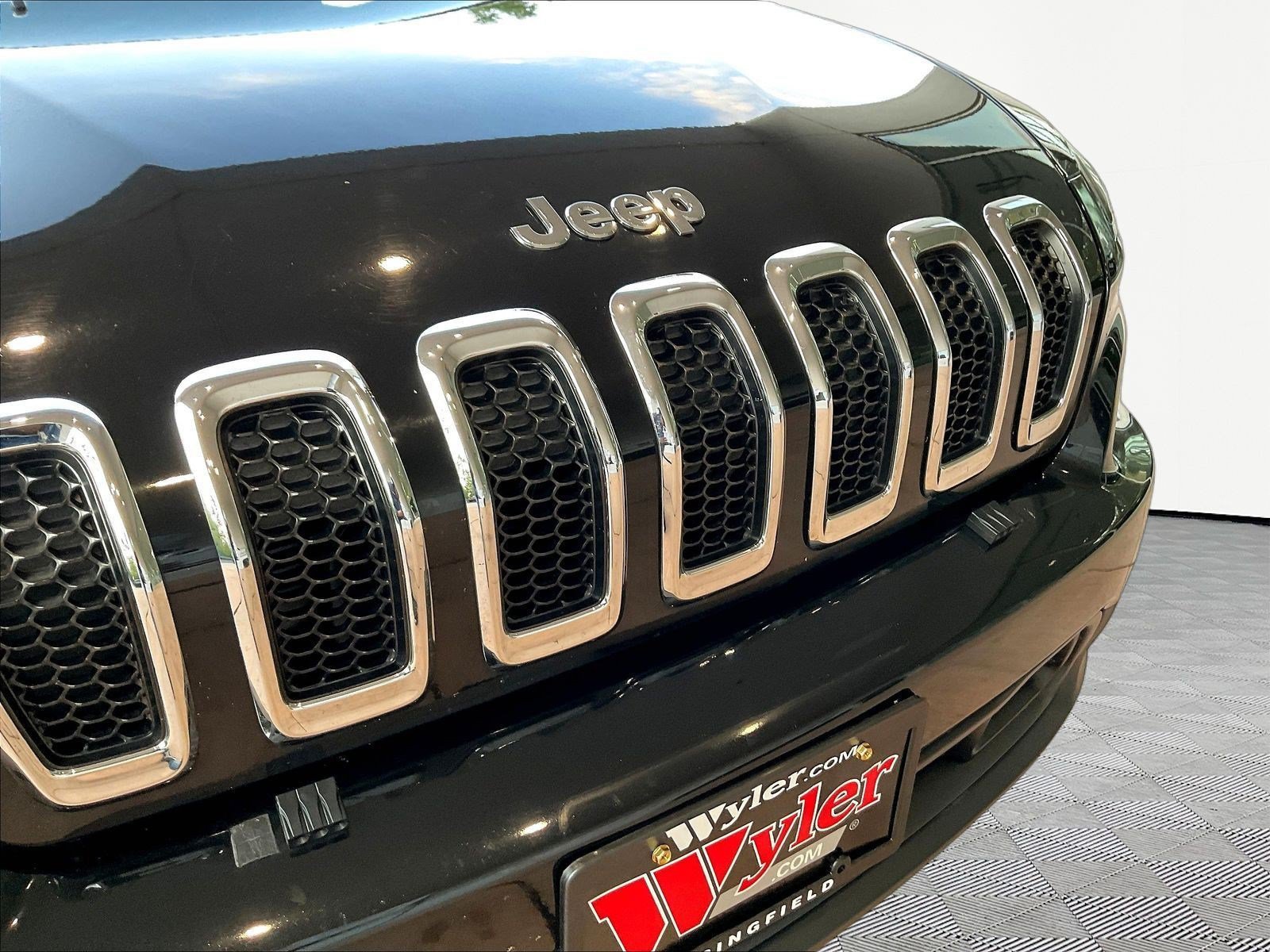 Used 2017 Jeep Cherokee Latitude w/ Cold Weather Group AWD/4WD image 31