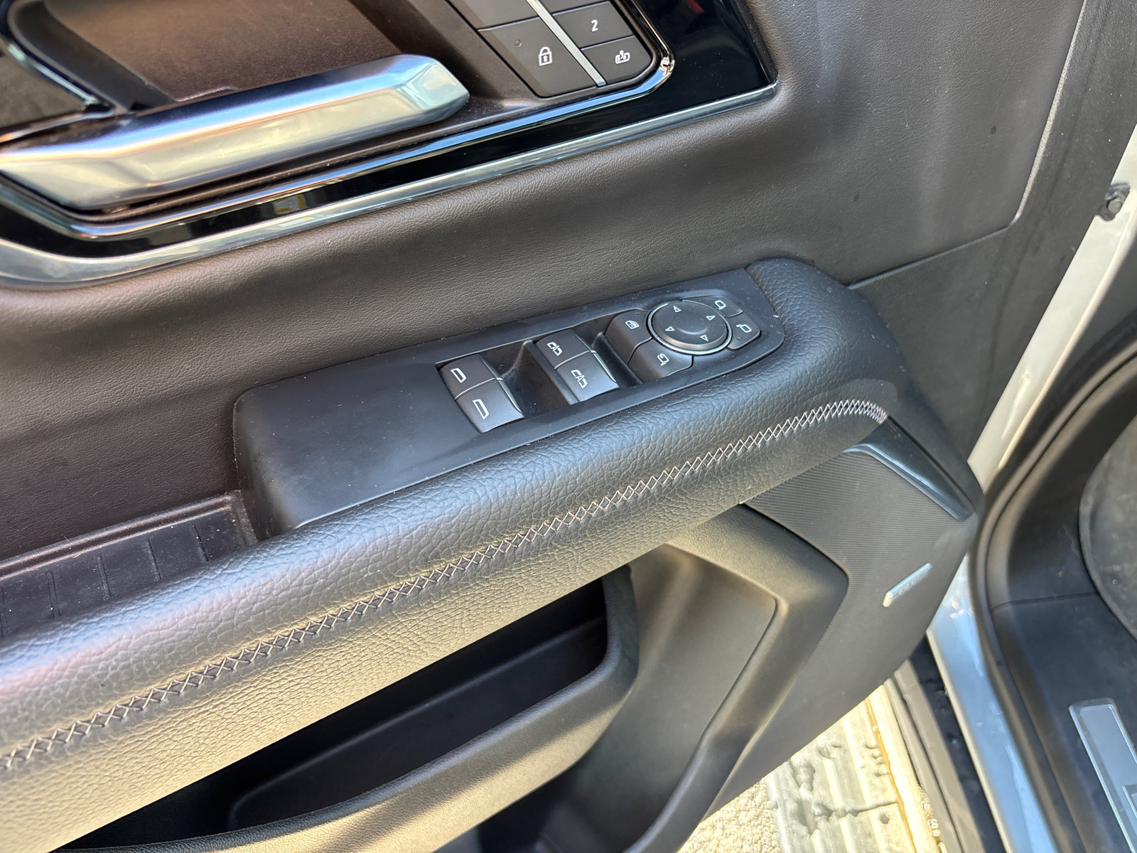 Used 2025 GMC Yukon Denali w/ Sun & Power Step Package AWD/4WD image 13