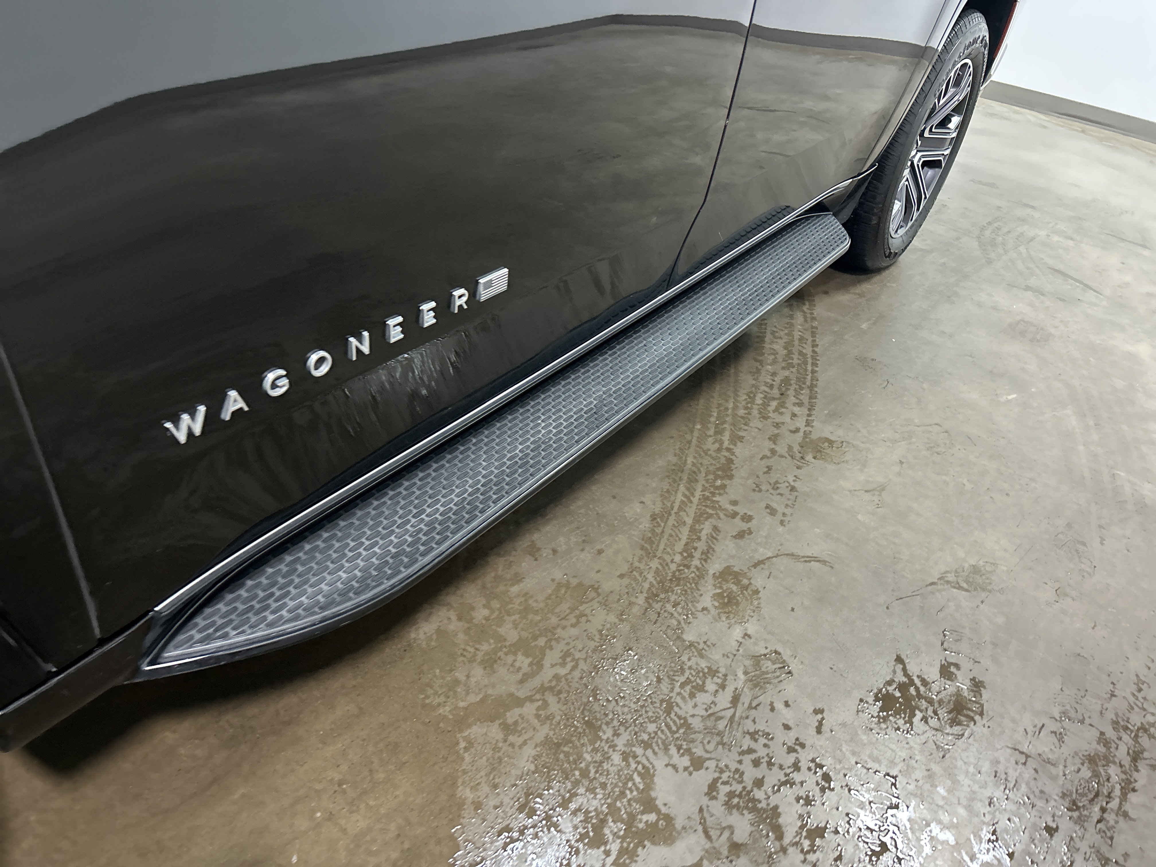 Used 2023 Jeep Wagoneer L Series II AWD/4WD image 10