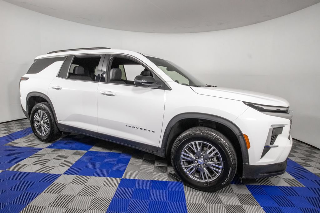 Used 2025 Chevrolet Traverse LT FWD image 4