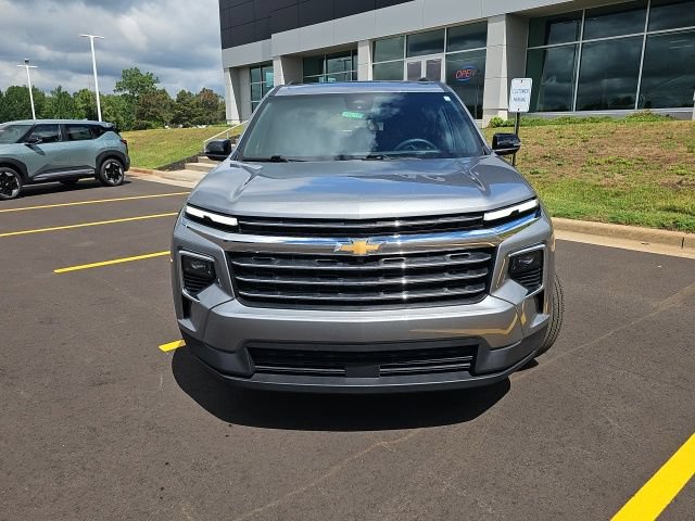 Used 2025 Chevrolet Traverse LT FWD image 2