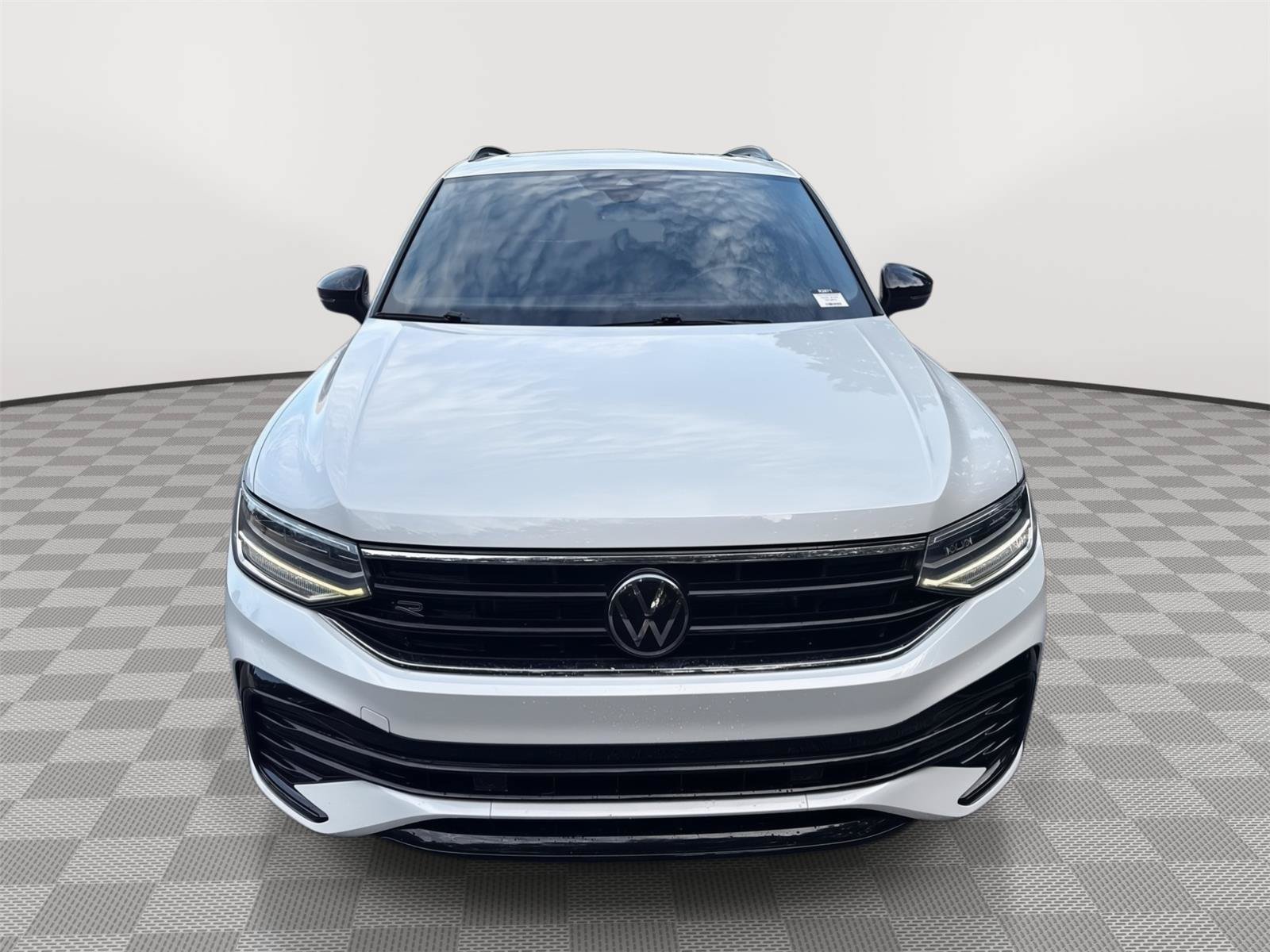 Used 2023 Volkswagen Tiguan SE R-Line FWD image 3