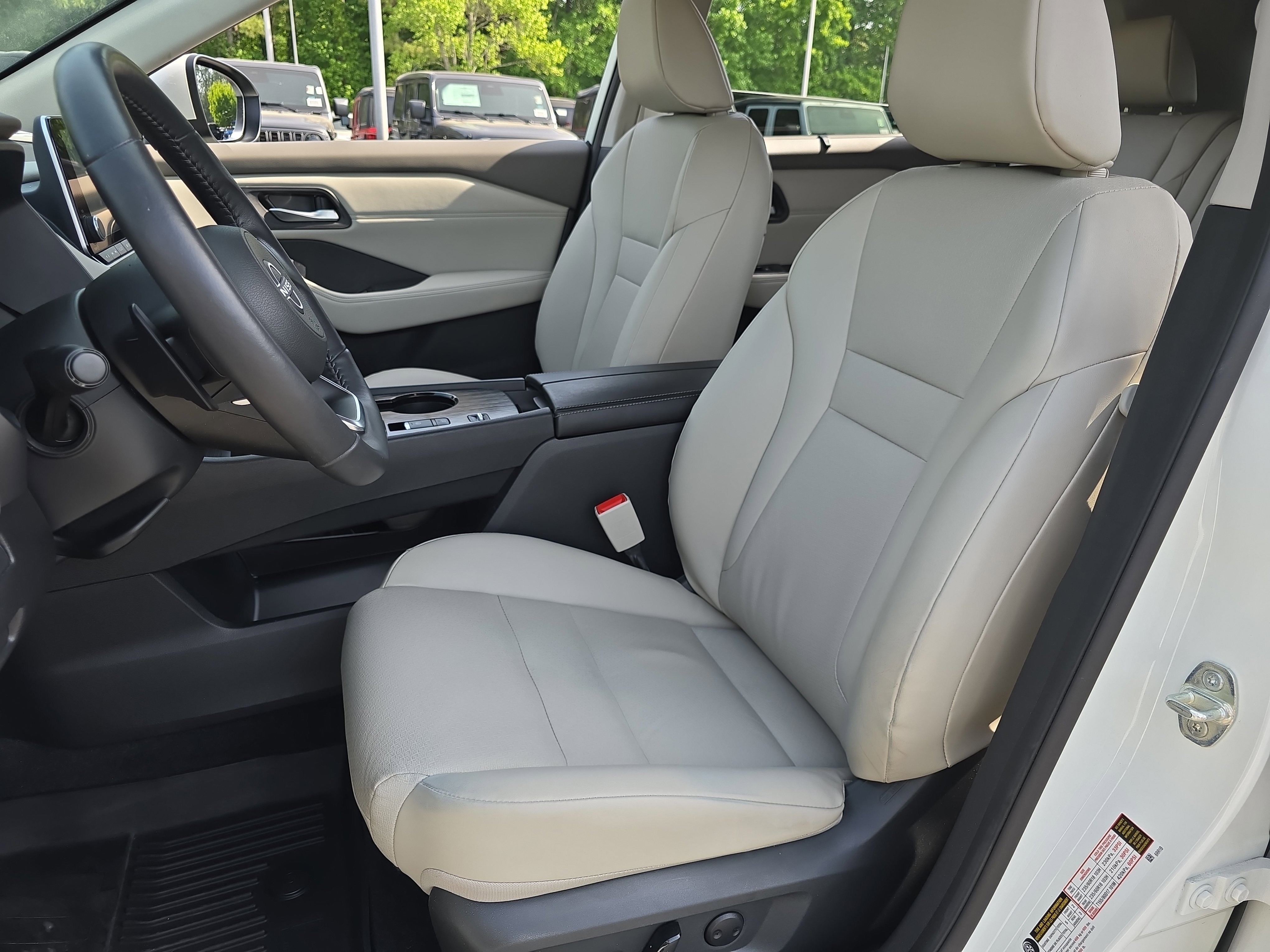 Used 2023 Nissan Rogue SV w/ SV Premium B Package FWD image 15