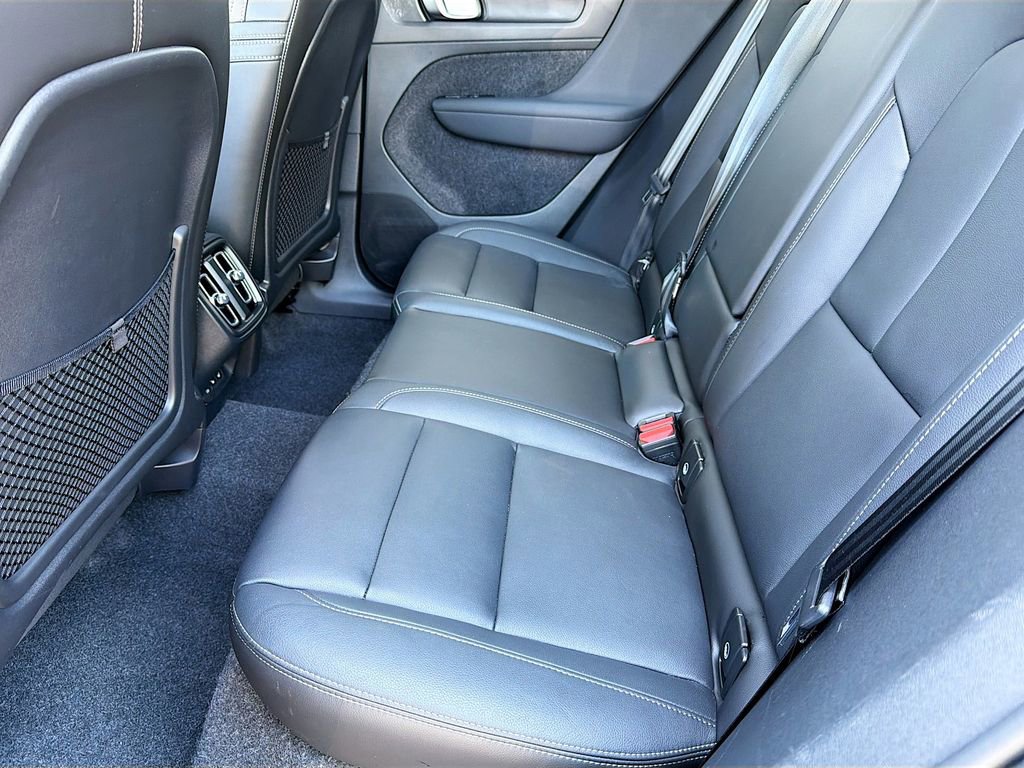 Used 2025 Volvo XC40 B5 Plus image 37