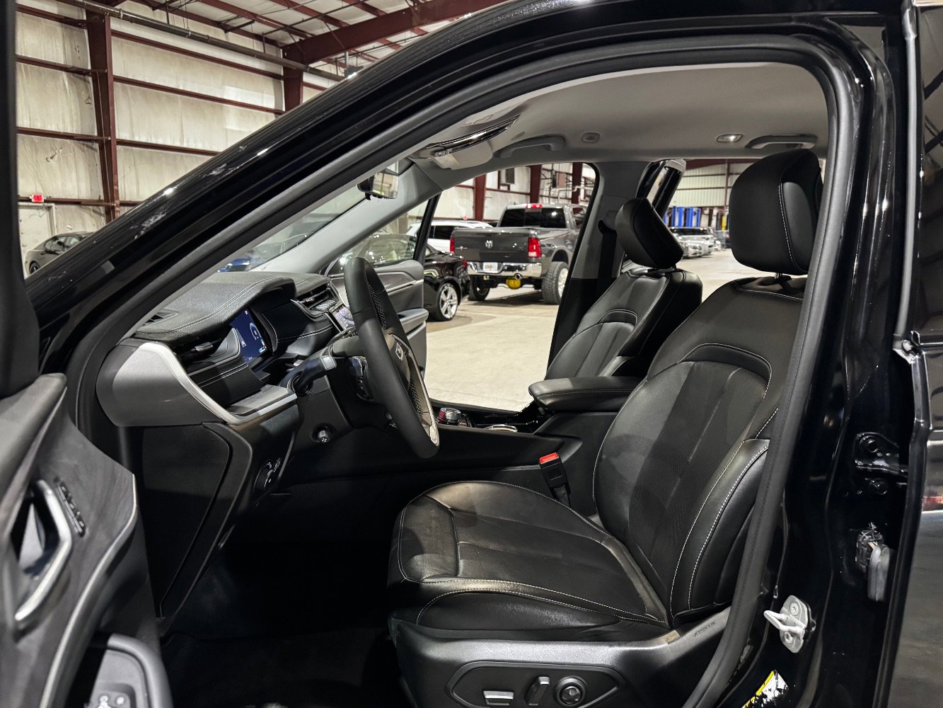 Used 2023 Jeep Grand Cherokee Limited w/ Luxury Tech Group II image 13