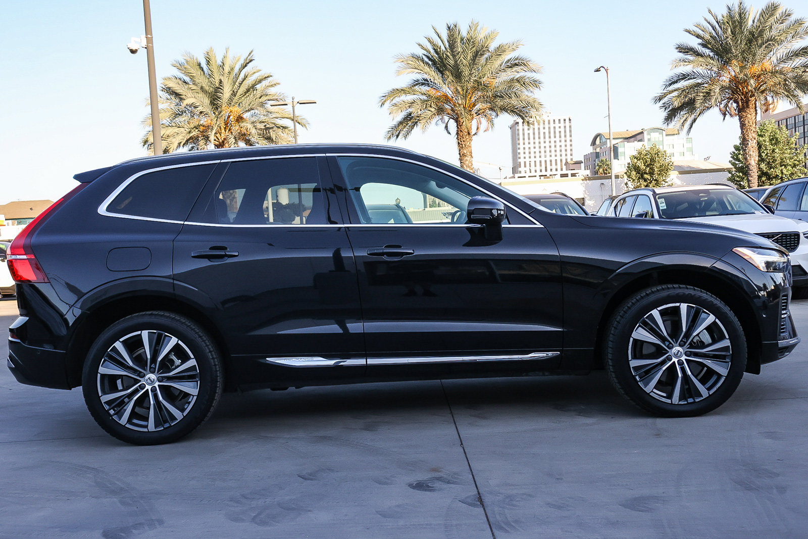 Used 2022 Volvo XC60 T8 Inscription Expression w/ Advanced Package AWD/4WD image 4