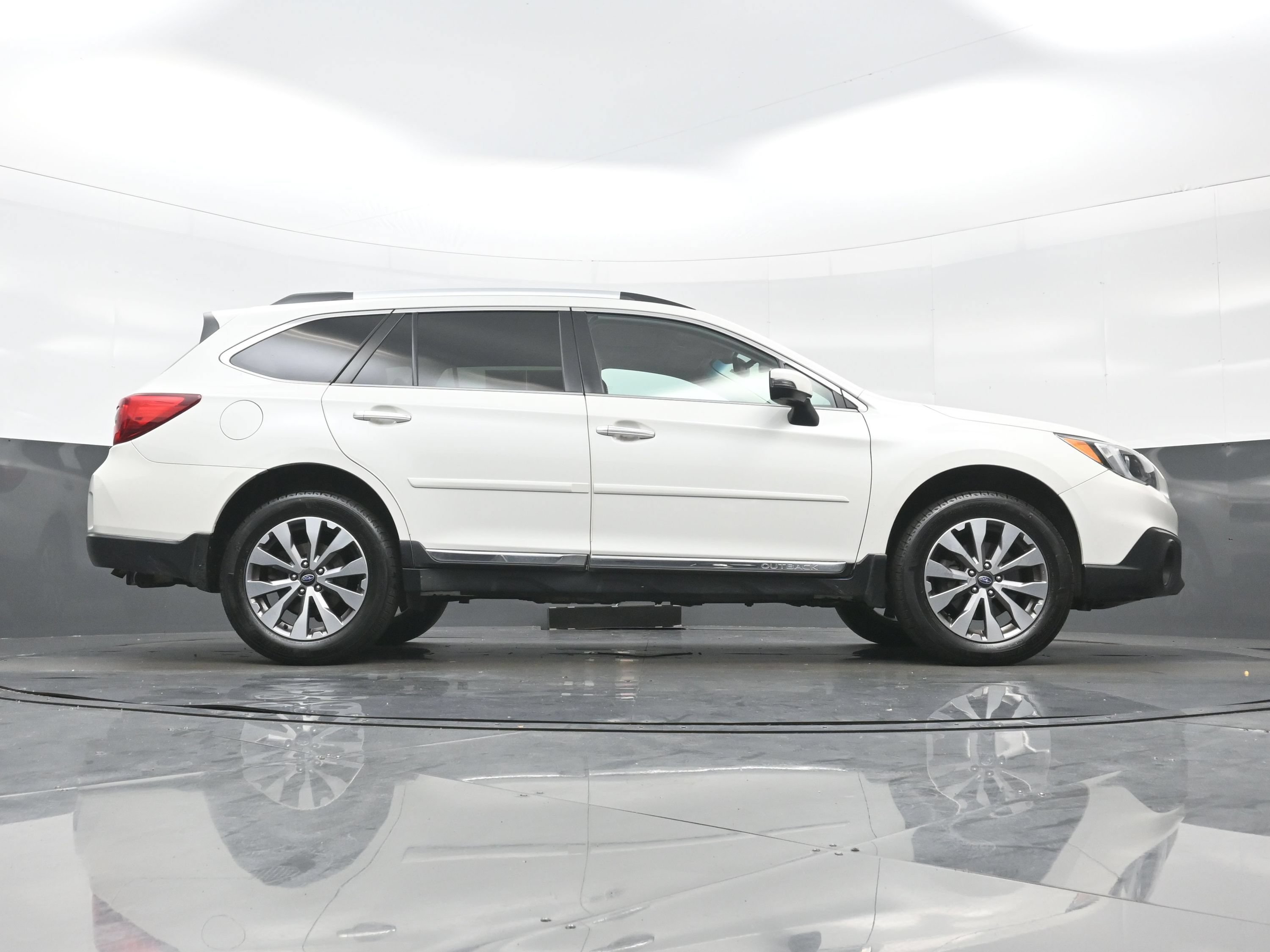 Used 2017 Subaru Outback 3.6R Touring AWD/4WD image 34