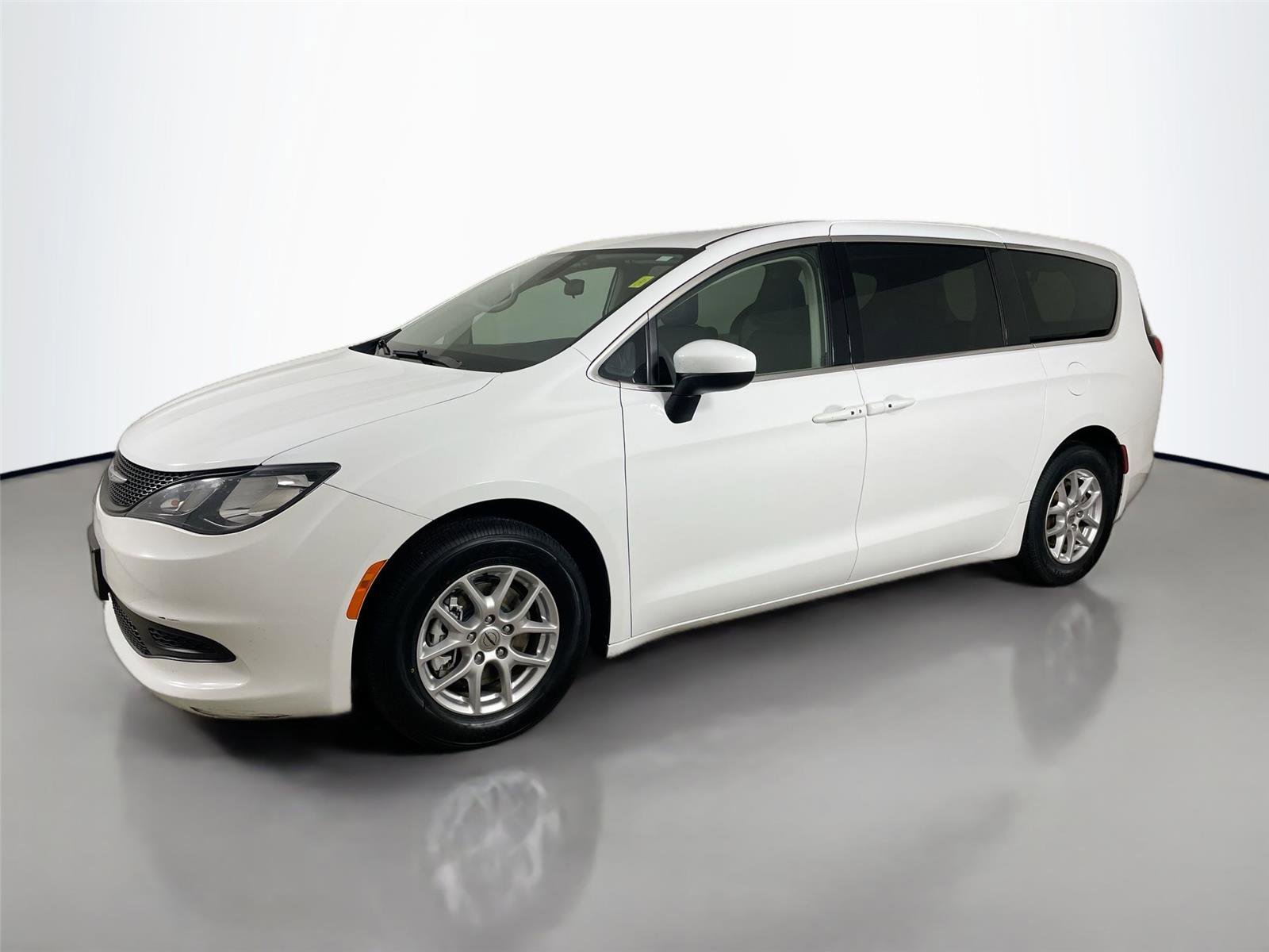 Used 2022 Chrysler Voyager LX image 8