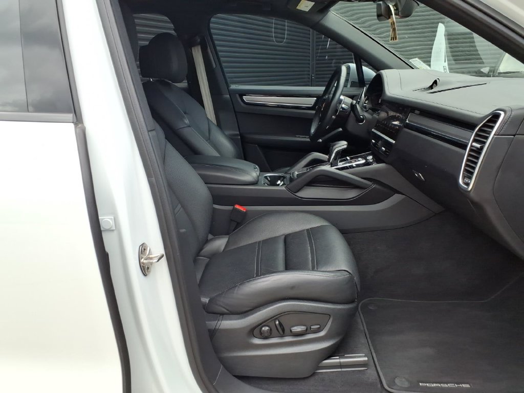 Used 2023 Porsche Cayenne S Platinum AWD/4WD image 18