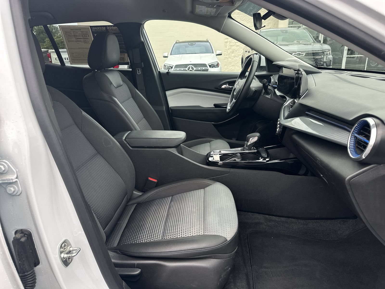 Used 2025 Chevrolet Trax LT w/ LT Convenience Package FWD image 22