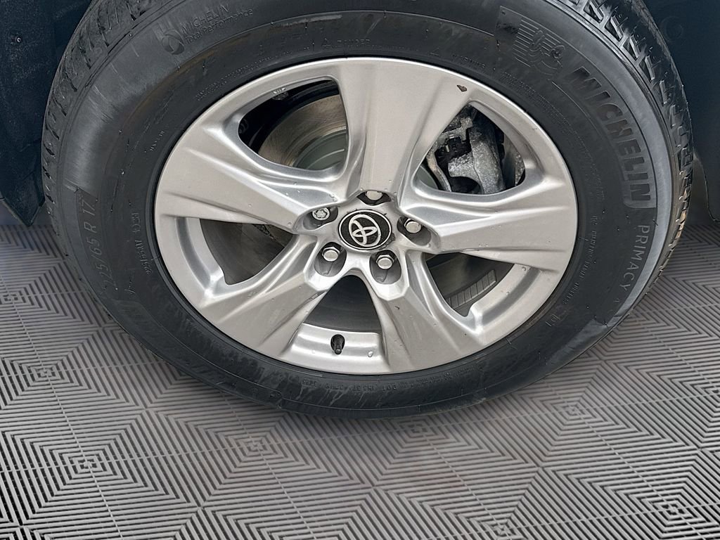 Used 2025 Toyota RAV4 XLE AWD/4WD image 32