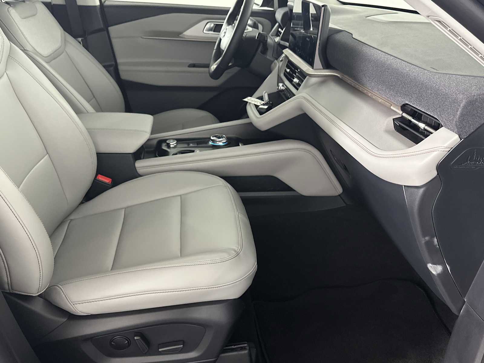 Used 2025 Ford Explorer Active w/ Active Comfort Package AWD/4WD image 14