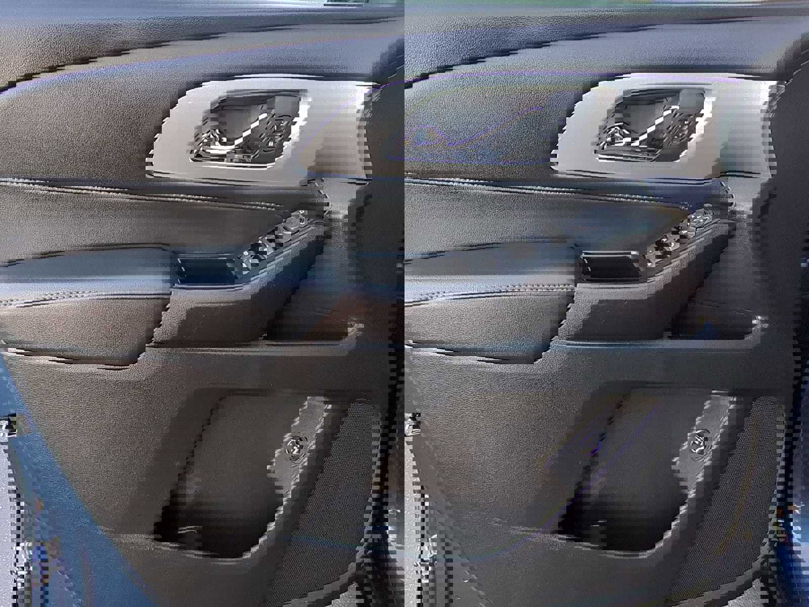 Used 2023 Chevrolet Traverse LT image 10