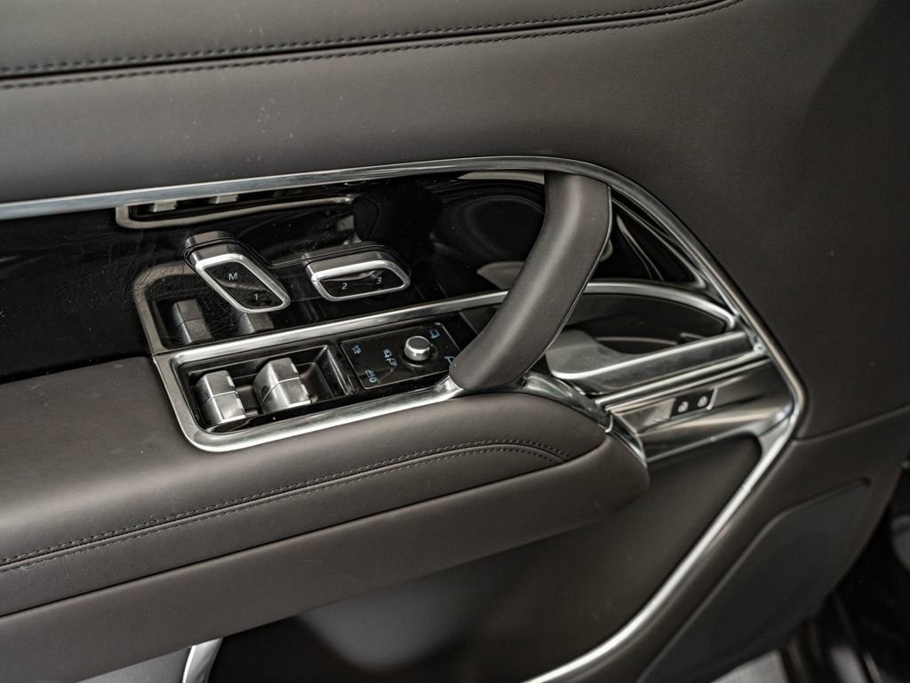 Certified 2025 Land Rover Range Rover Long Wheelbase SE AWD/4WD image 17