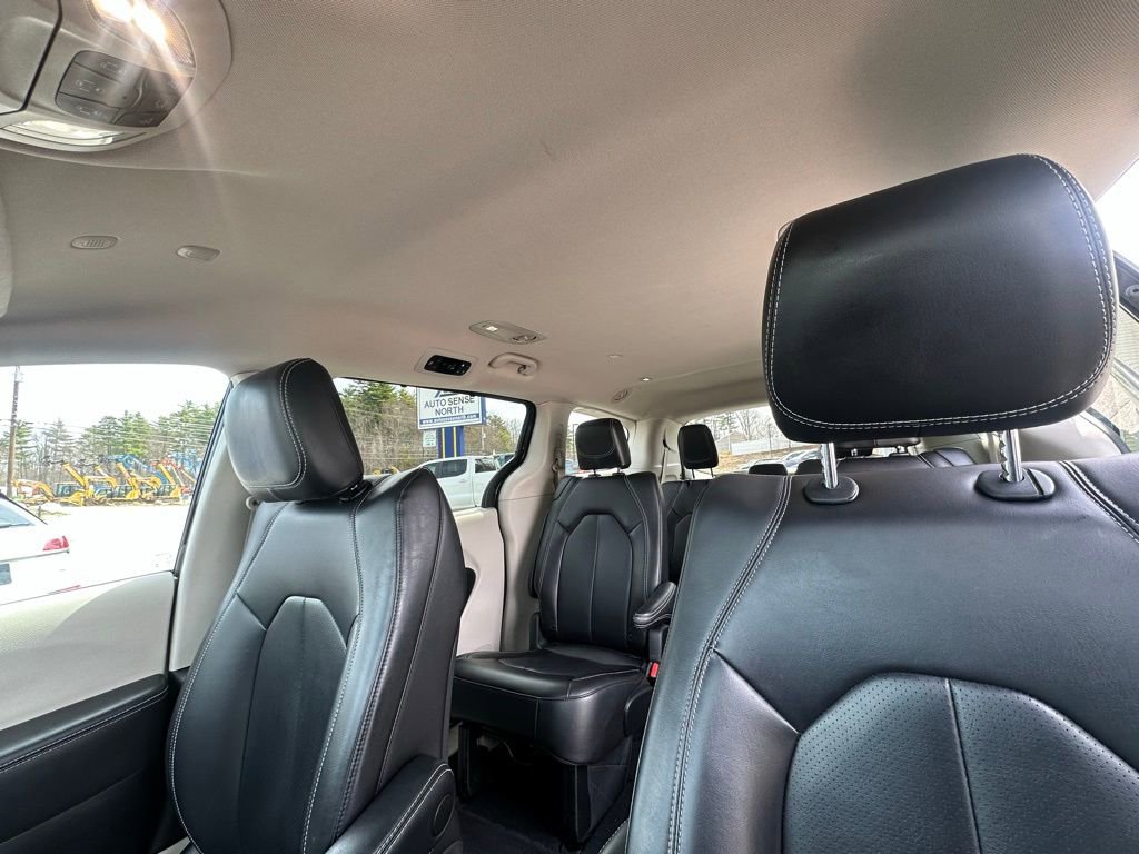Used 2023 Chrysler Pacifica Touring-L FWD image 28