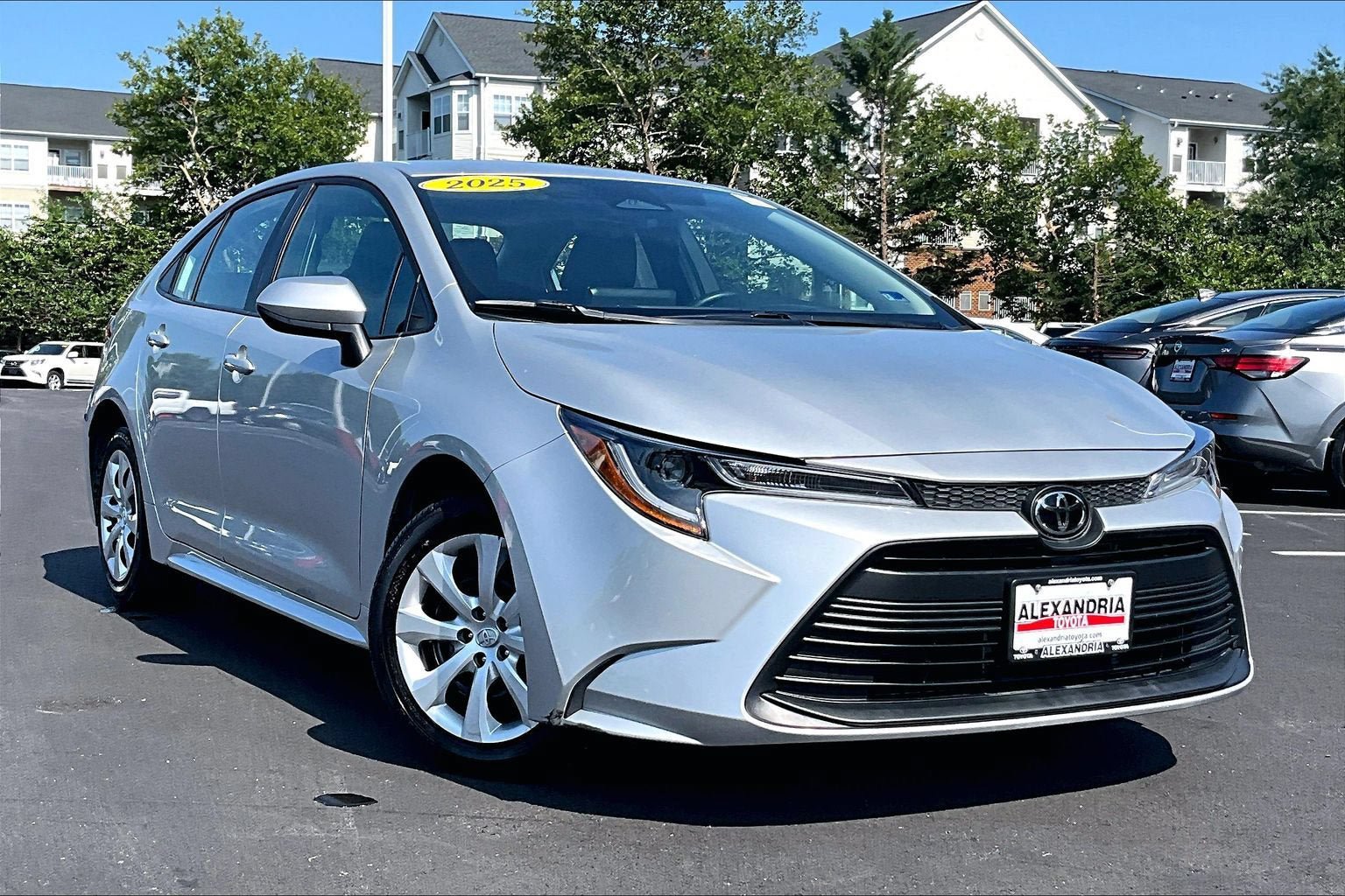 Used 2025 Toyota Corolla LE FWD image 2