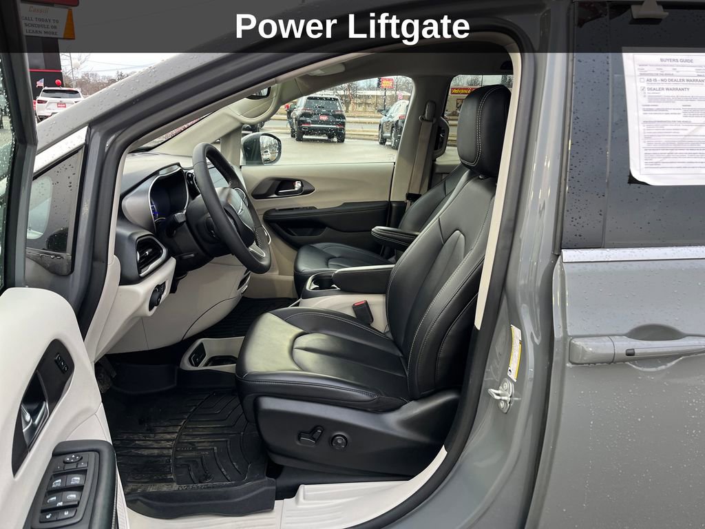 Used 2023 Chrysler Pacifica Touring-L image 12