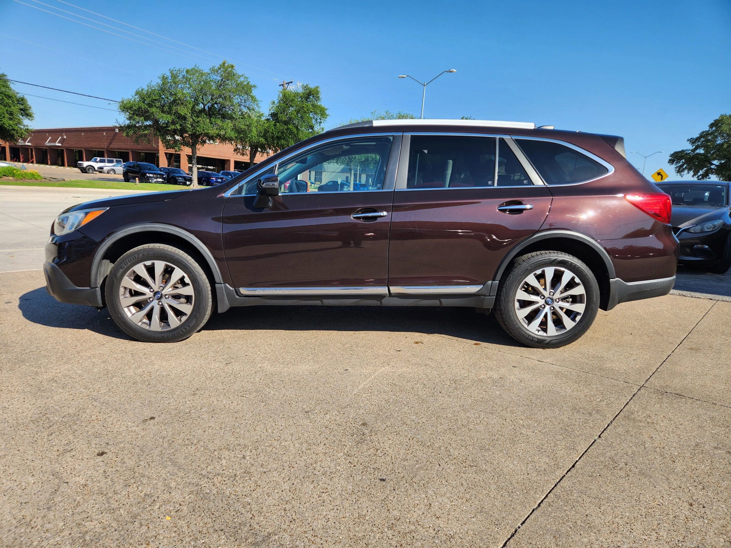 Used 2017 Subaru Outback 2.5i Touring AWD/4WD image 2