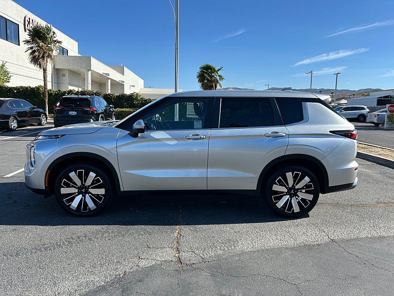 Used 2025 Mitsubishi Outlander SE FWD image 4