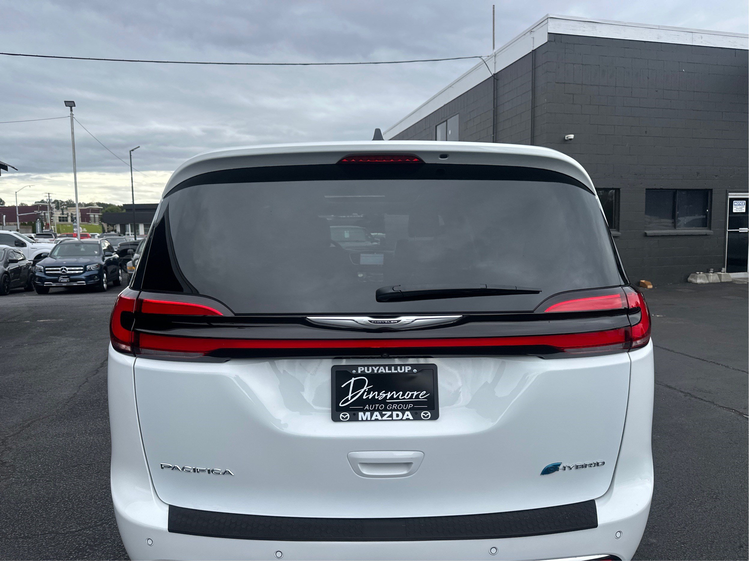 Used 2023 Chrysler Pacifica Limited w/ Uconnect Theater Family Group FWD image 27