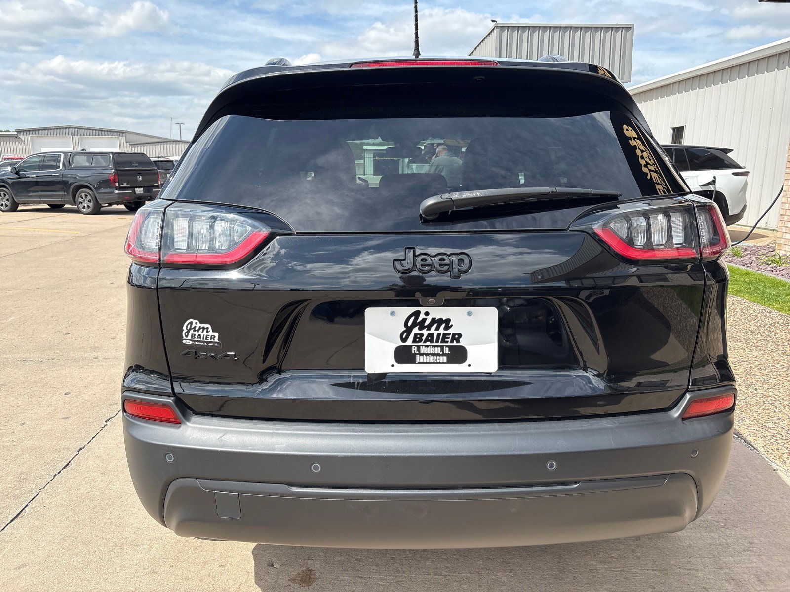 Used 2021 Jeep Cherokee Latitude Plus AWD/4WD image 9