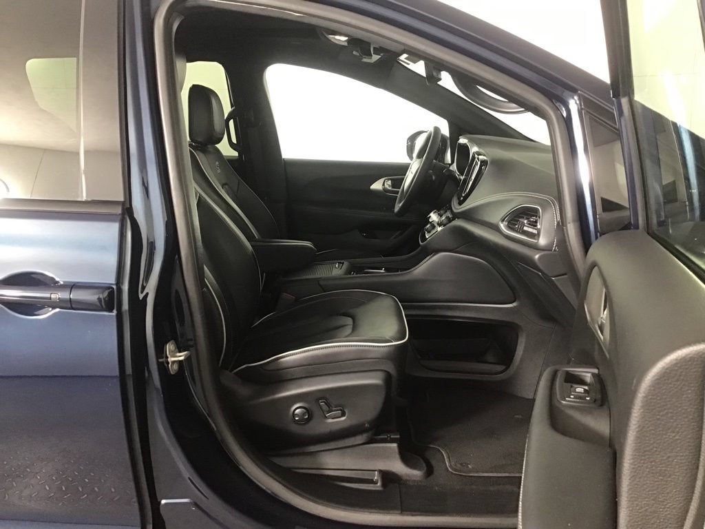 Used 2023 Chrysler Pacifica Limited w/ Uconnect Theater Family Group FWD image 21