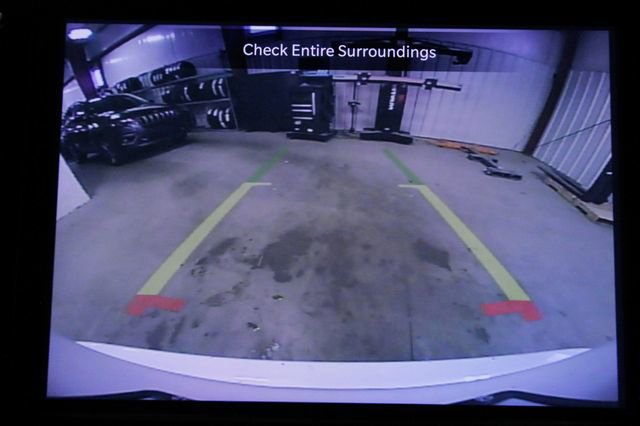 Used 2025 Chrysler Pacifica Select image 39