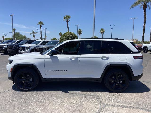 Used 2023 Jeep Grand Cherokee Altitude AWD/4WD image 4