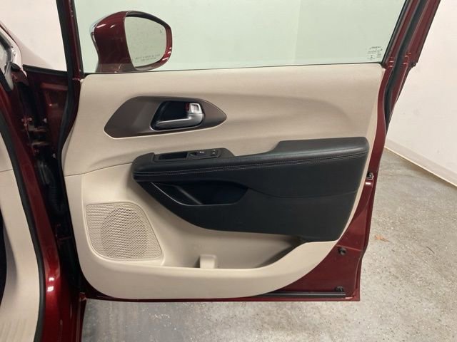 Used 2018 Chrysler Pacifica Limited image 28