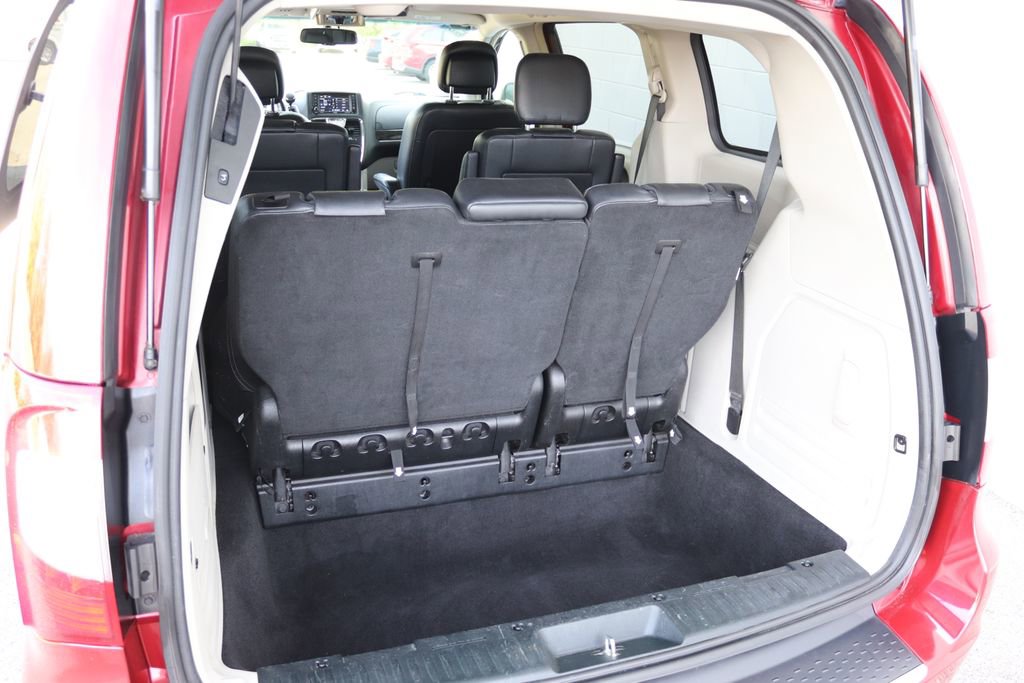 Used 2014 Chrysler Town & Country Touring FWD image 38