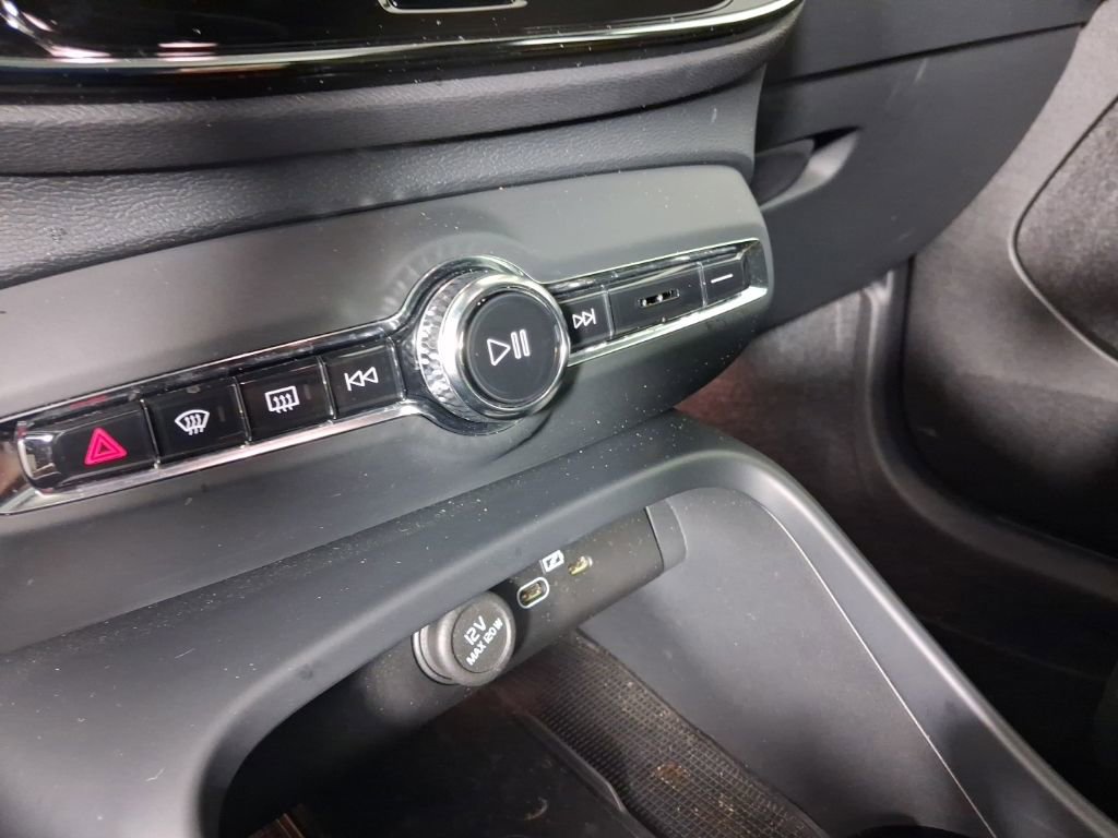 Certified 2025 Volvo XC40 B5 Plus AWD/4WD image 24