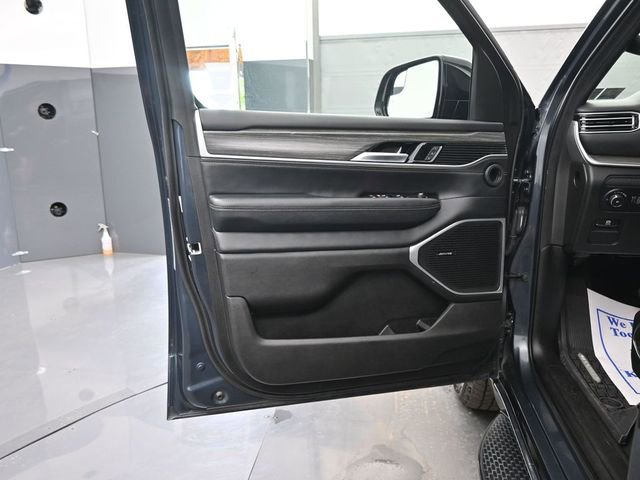 Used 2024 Jeep Wagoneer L Series II w/ Flexible Seating Group AWD/4WD image 12