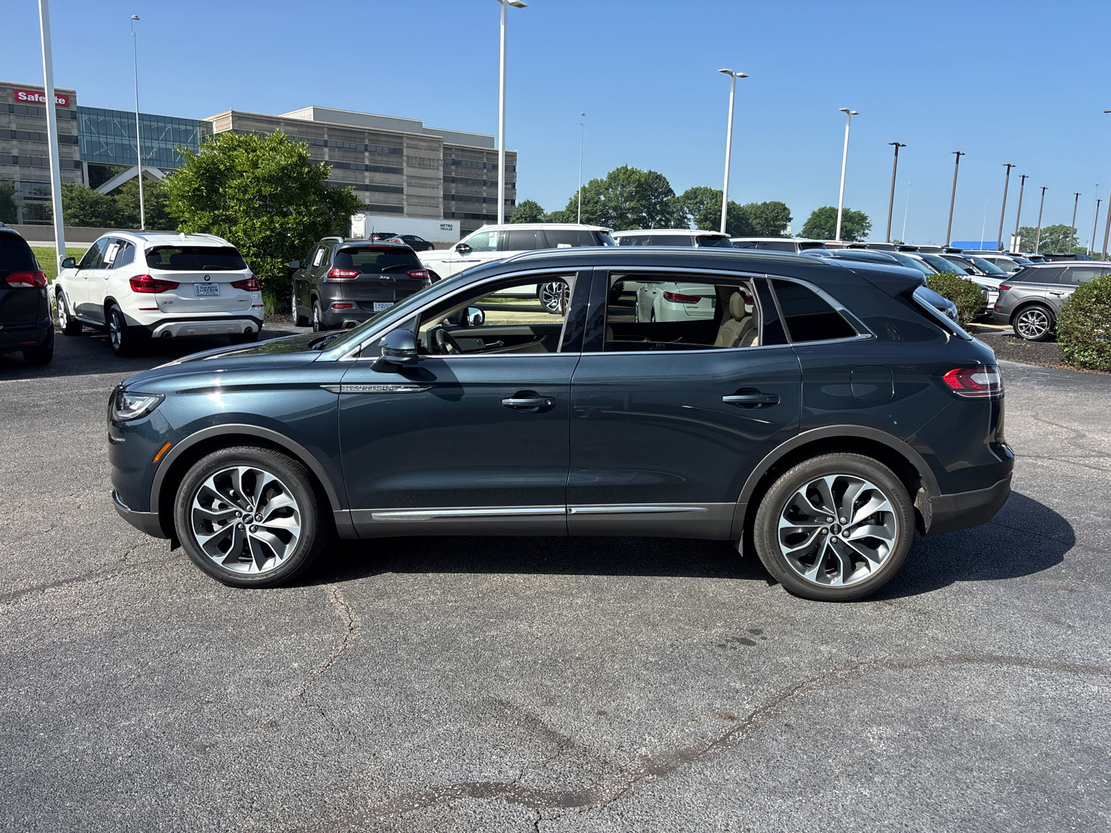 Used 2023 Lincoln Nautilus Reserve w/ Cargo Utility Package AWD/4WD image 4