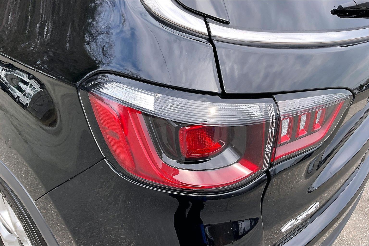 Certified 2025 Jeep Compass Latitude image 27