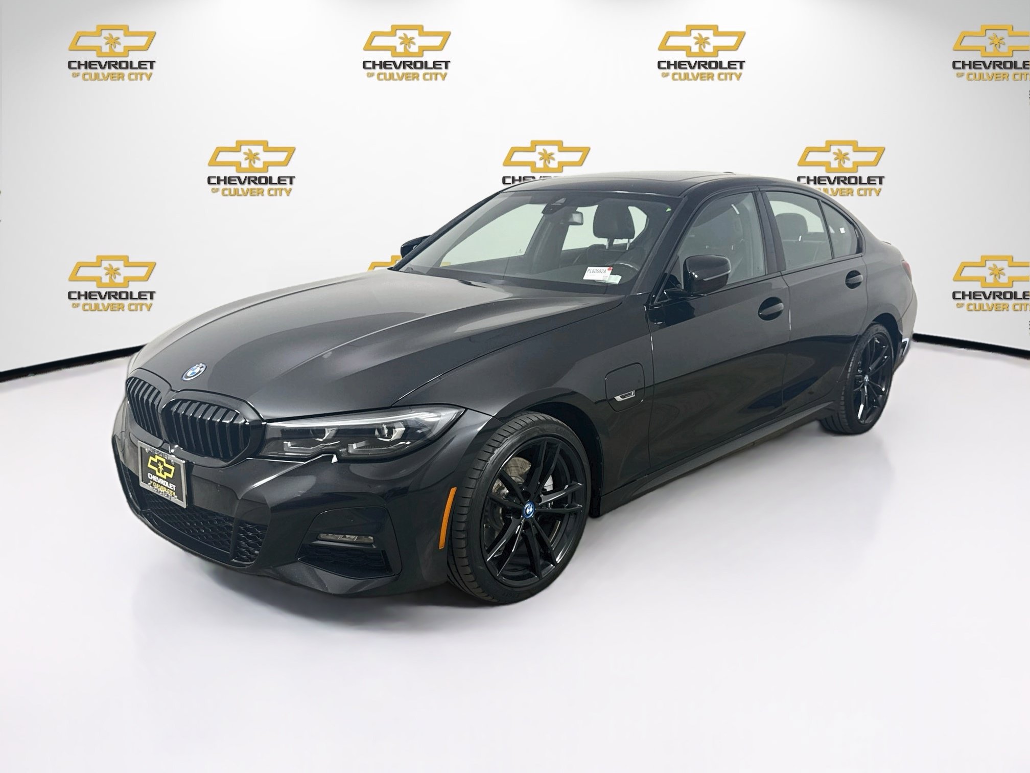 Used 2022 BMW 330e w/ M Sport Package RWD image 3