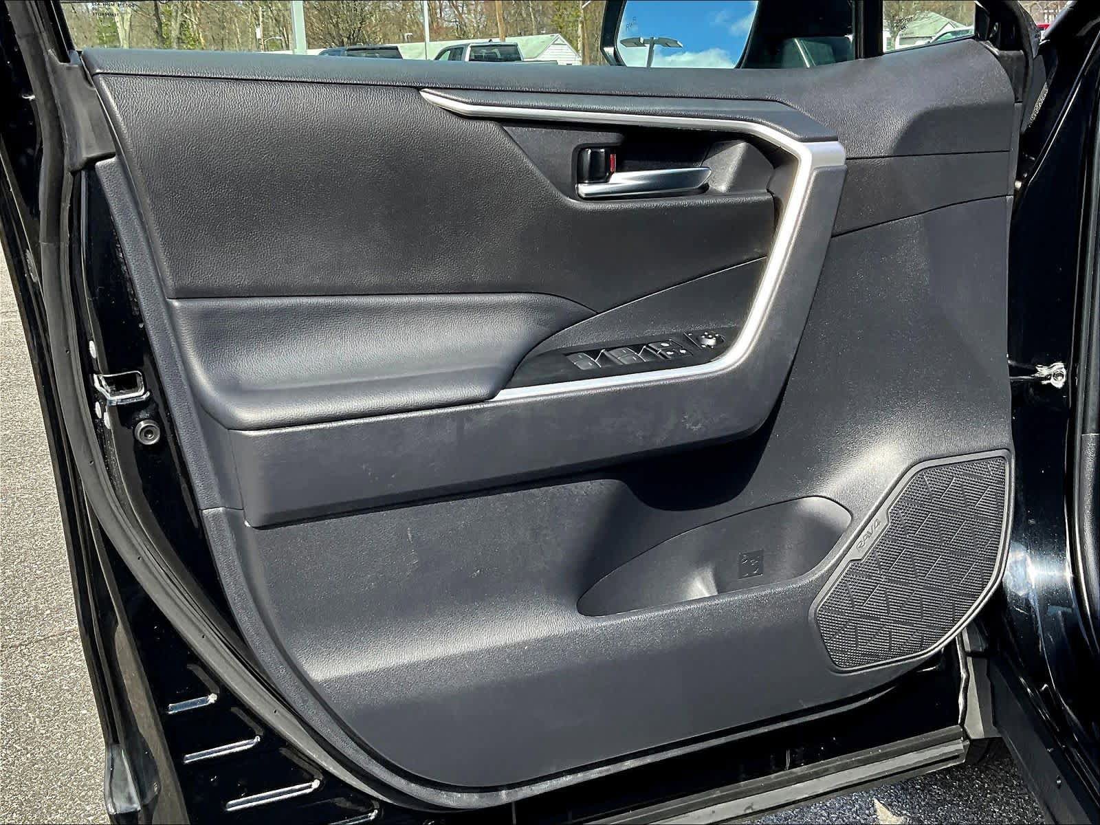Used 2025 Toyota RAV4 XLE AWD/4WD image 9