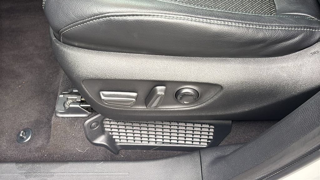 Used 2023 Toyota Sienna XSE AWD/4WD image 30
