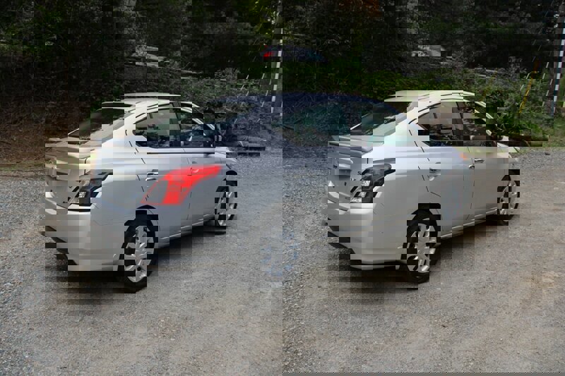 Used 2015 Nissan Versa SV FWD image 3