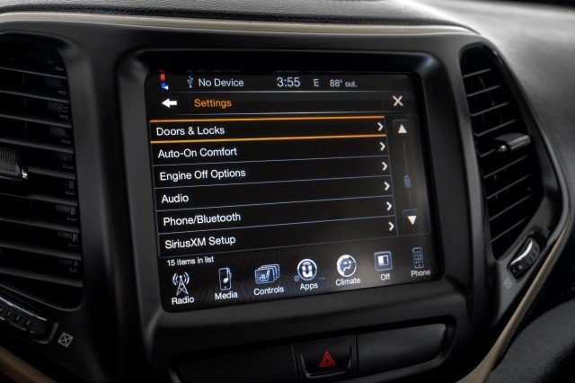 Used 2016 Jeep Cherokee Latitude w/ Cold Weather Group AWD/4WD image 33