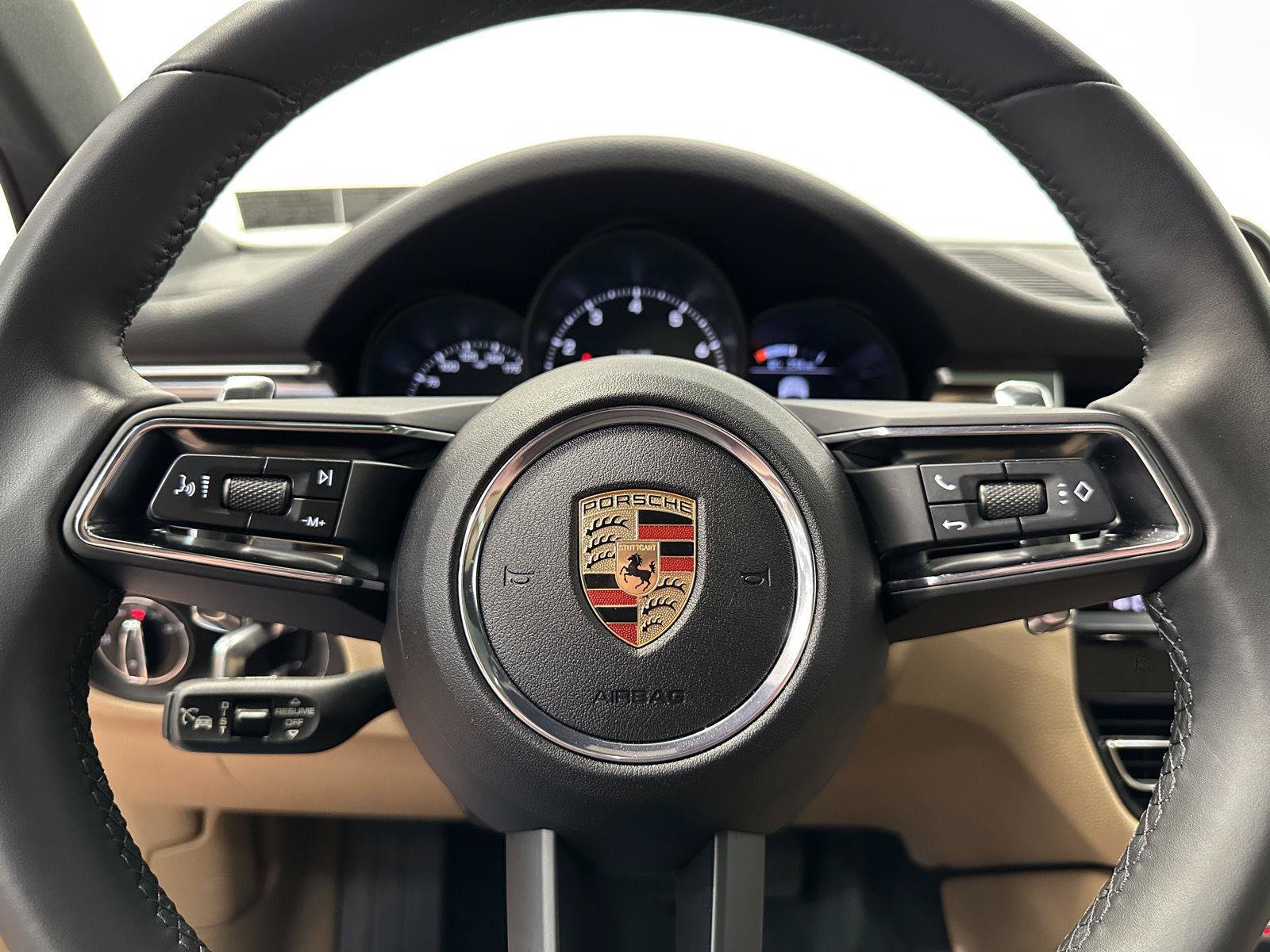 Certified 2025 Porsche Macan AWD/4WD image 25