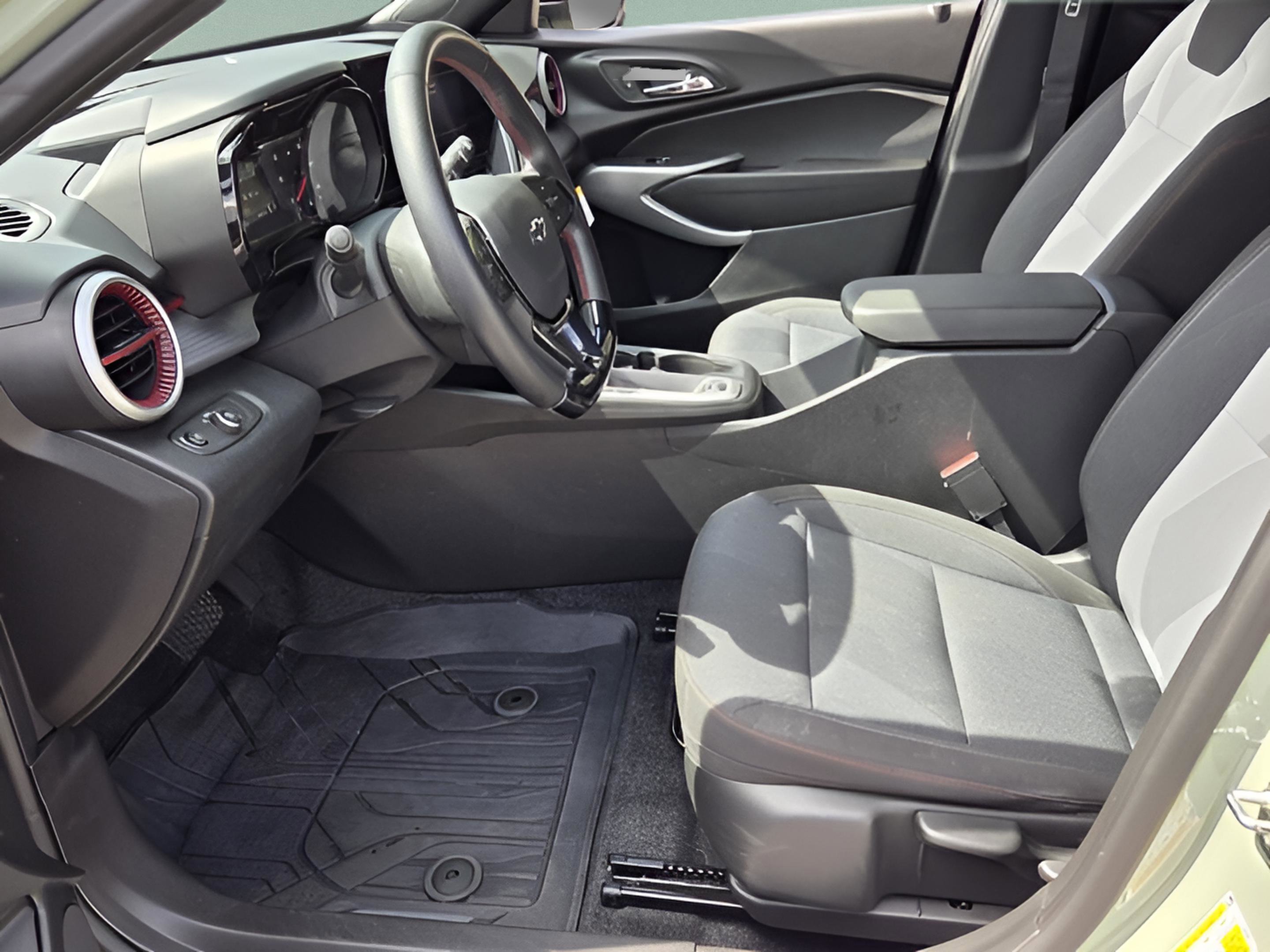 Used 2024 Chevrolet Trax RS w/ Driver Confidence Package FWD image 9