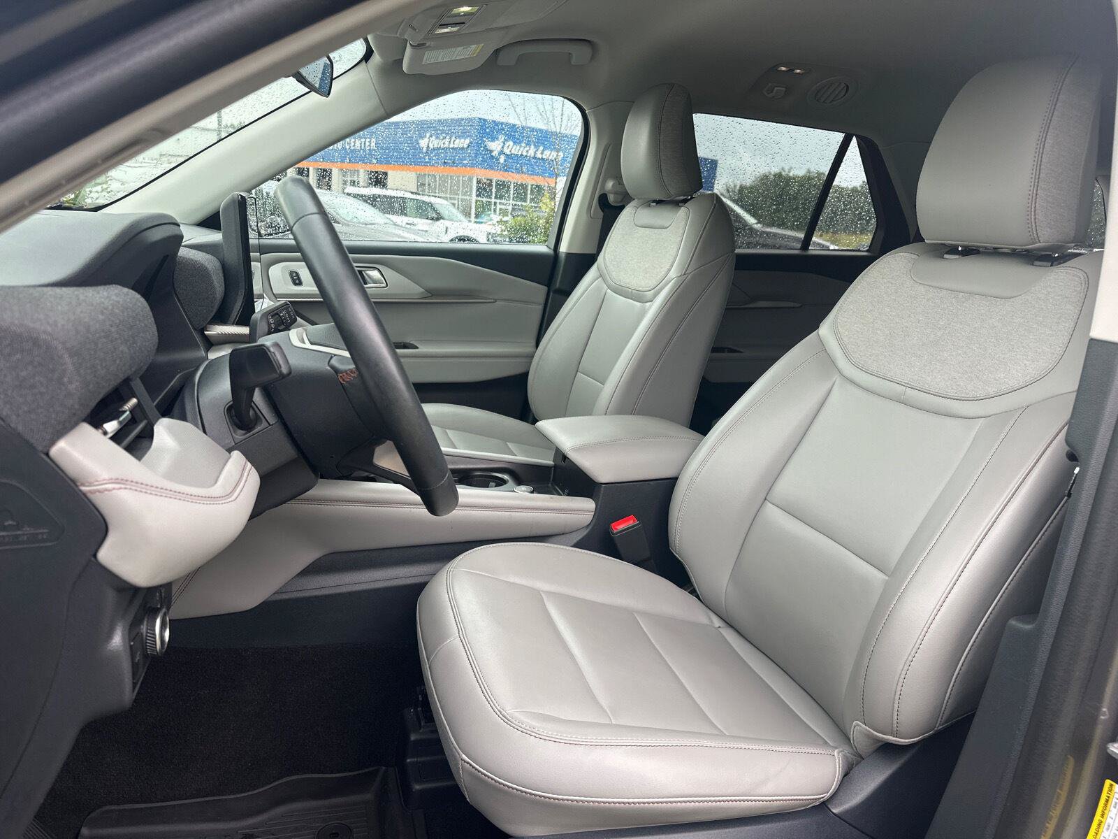 Used 2025 Ford Explorer Active w/ Active Comfort Package AWD/4WD image 3