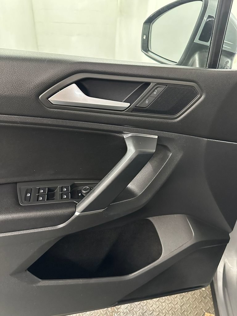 Used 2020 Volkswagen Tiguan SE w/ 3rd Row Seat Package AWD/4WD image 9