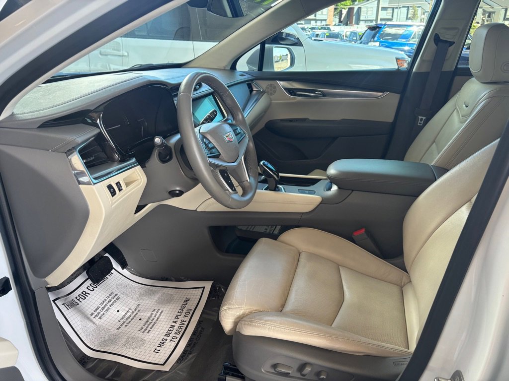 Used 2017 Cadillac XT5 Luxury w/ Driver Awareness Package FWD image 5