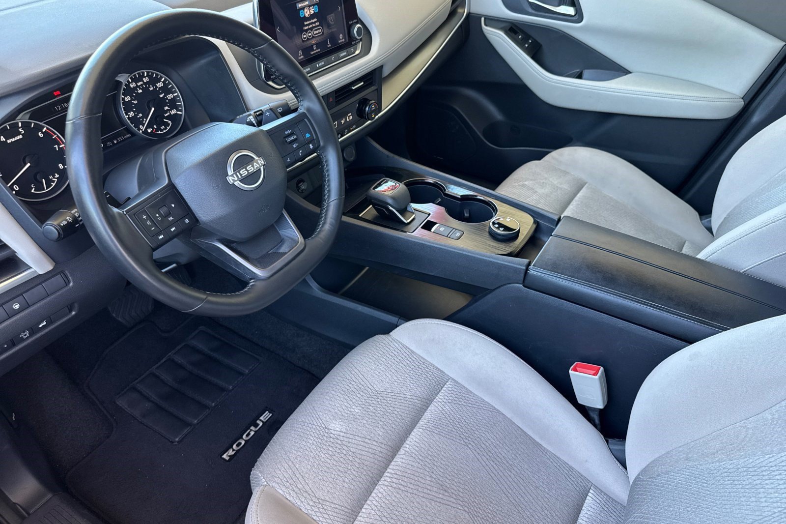 Used 2025 Nissan Rogue SV AWD/4WD image 4