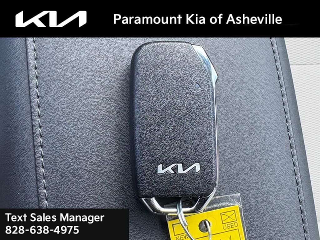 Certified 2025 Kia Niro EX image 28
